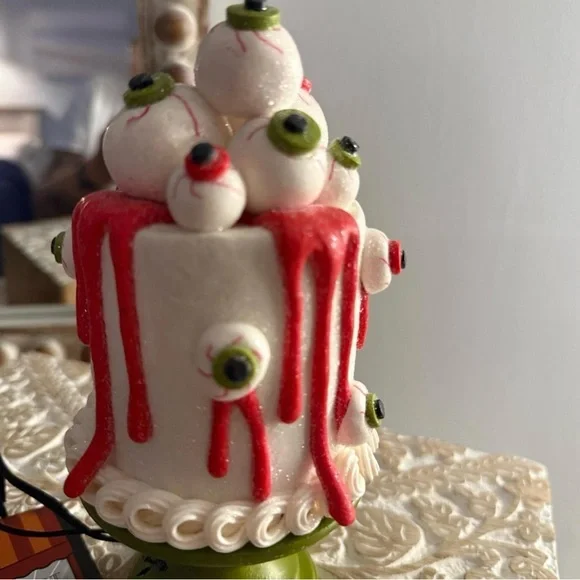 Spooky Eyeball Cake Decoration - Red and Green